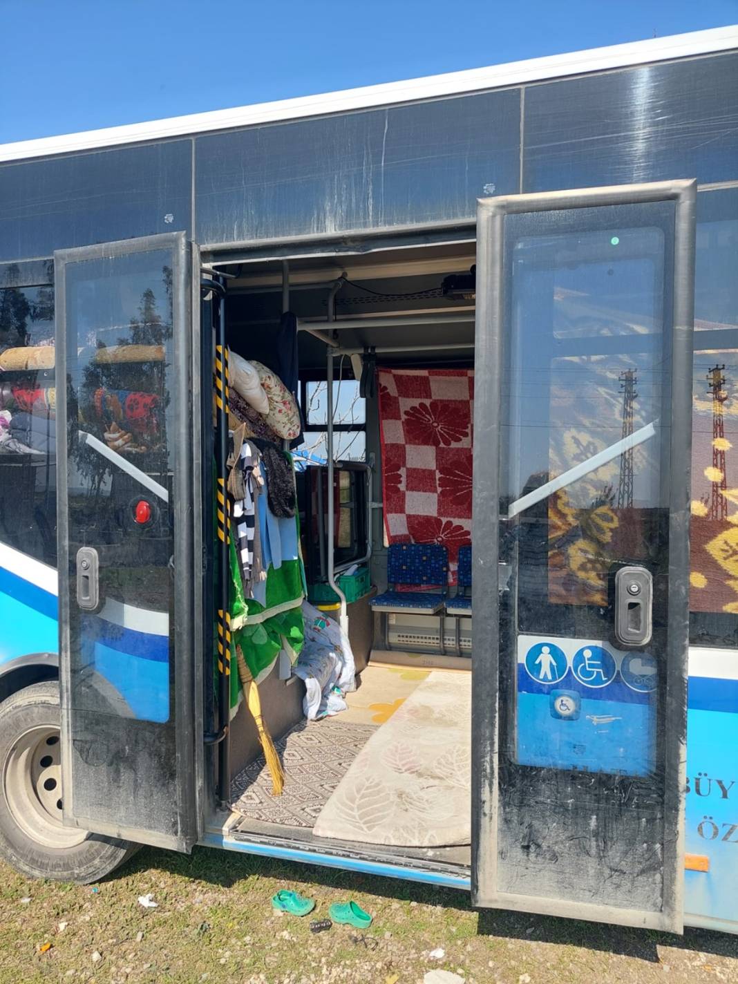 Depremde evleri ağır hasar alınca bu çözümü buldular... Görenlere tebessüm ettirdi 15